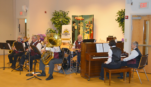 The New Horizions Dixieland Band performed.