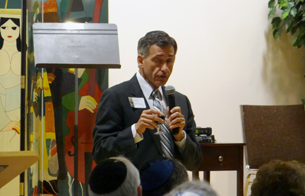 Mark Washofsky offers a toast to Rabbi Barnard.