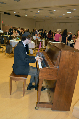 Dan Karlsberg performs jazz on the piano.