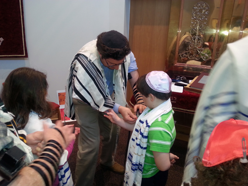 Rabbi Siff and students